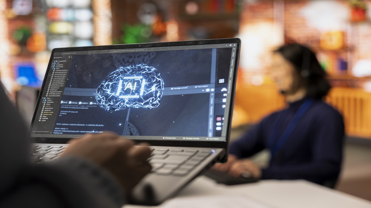 Call Center Worker Using AI Tech On Laptop To Reply To Customers, Closeup Une personne échangeant avec une interface IA intelligente