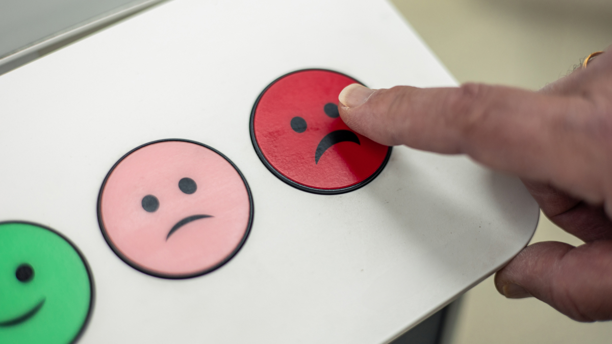 Retour client doigt sur le bouton rouge triste